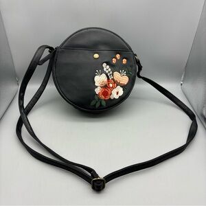 Kohl’s Circle Crossbody Bag With Floral‎ Design Black Adjustable Strap